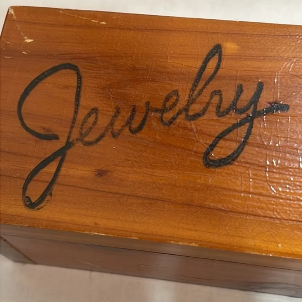 💜VINTAGE CAMEO  Wooden‎ Jewelry Box